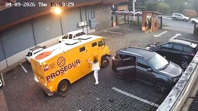 Tragédie v Pucónu: Obrněný vůz při couvání u obchodního domu srazil dvě ženy