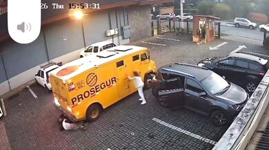 Tragédie v Pucónu: Obrněný vůz při couvání u obchodního domu srazil dvě ženy