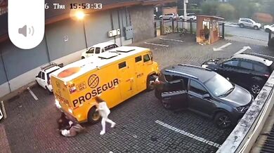 Tragédie v Pucónu: Obrněný vůz při couvání u obchodního domu srazil dvě ženy