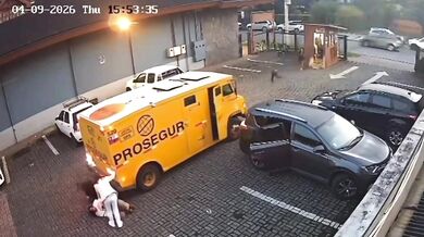 Tragédie v Pucónu: Obrněný vůz při couvání u obchodního domu srazil dvě ženy