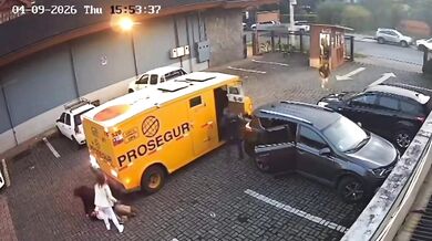 Tragédie v Pucónu: Obrněný vůz při couvání u obchodního domu srazil dvě ženy