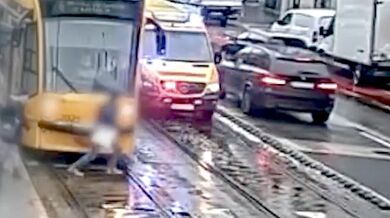 Chodkyně srážena sanitkou při přebíhání silnice