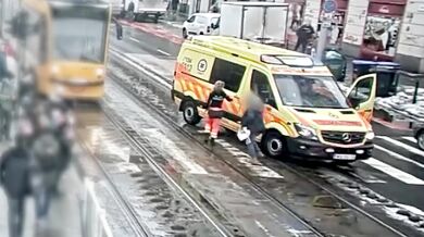 Chodkyně srážena sanitkou při přebíhání silnice