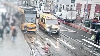 Chodkyně srážena sanitkou při přebíhání silnice