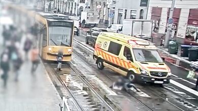 Chodkyně srážena sanitkou při přebíhání silnice