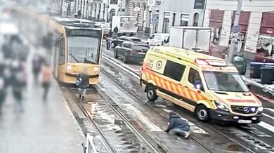 Chodkyně srážena sanitkou při přebíhání silnice