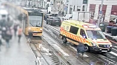 Chodkyně srážena sanitkou při přebíhání silnice