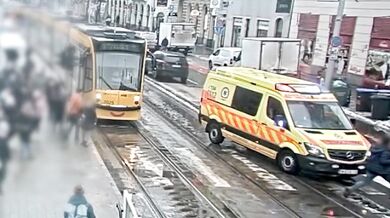 Chodkyně srážena sanitkou při přebíhání silnice