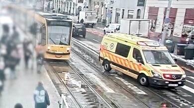 Chodkyně srážena sanitkou při přebíhání silnice