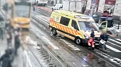 Chodkyně srážena sanitkou při přebíhání silnice