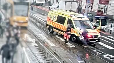 Chodkyně srážena sanitkou při přebíhání silnice