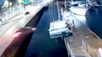 Nehoda ve Veracruzu: Terénní vůz po zběsilé jízdě vlétl do přístaviště jachet