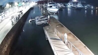 Nehoda ve Veracruzu: Terénní vůz po zběsilé jízdě vlétl do přístaviště jachet