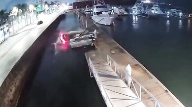 Nehoda ve Veracruzu: Terénní vůz po zběsilé jízdě vlétl do přístaviště jachet