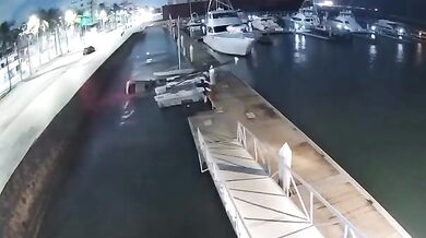 Nehoda ve Veracruzu: Terénní vůz po zběsilé jízdě vlétl do přístaviště jachet