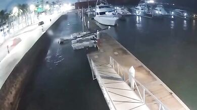 Nehoda ve Veracruzu: Terénní vůz po zběsilé jízdě vlétl do přístaviště jachet