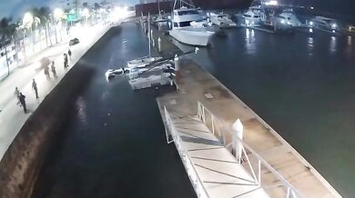 Nehoda ve Veracruzu: Terénní vůz po zběsilé jízdě vlétl do přístaviště jachet