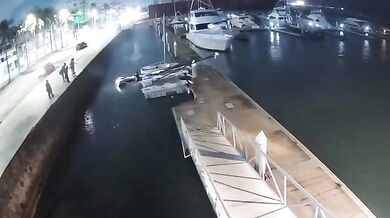 Nehoda ve Veracruzu: Terénní vůz po zběsilé jízdě vlétl do přístaviště jachet