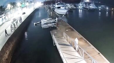 Nehoda ve Veracruzu: Terénní vůz po zběsilé jízdě vlétl do přístaviště jachet