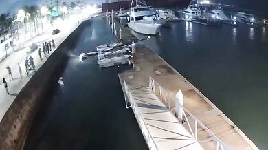 Nehoda ve Veracruzu: Terénní vůz po zběsilé jízdě vlétl do přístaviště jachet