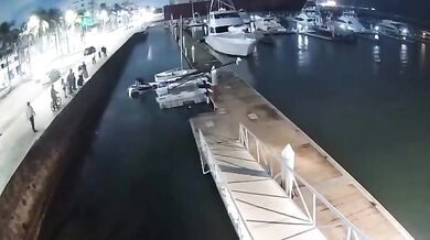 Nehoda ve Veracruzu: Terénní vůz po zběsilé jízdě vlétl do přístaviště jachet