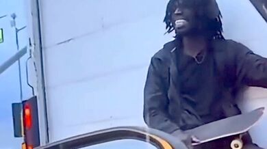 Jízda skateboardisty za dodávkou