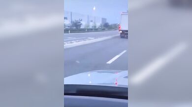 Jízda skateboardisty za dodávkou