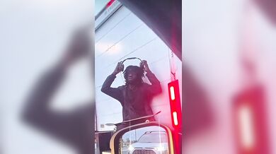 Jízda skateboardisty za dodávkou