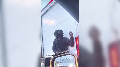 Jízda skateboardisty za dodávkou