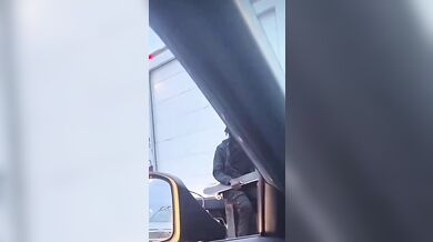 Jízda skateboardisty za dodávkou