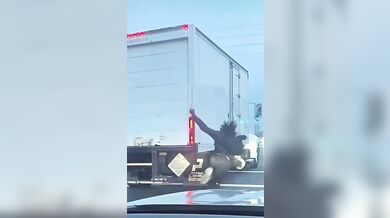 Jízda skateboardisty za dodávkou