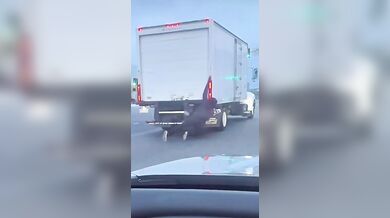 Jízda skateboardisty za dodávkou