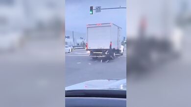 Jízda skateboardisty za dodávkou