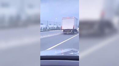 Jízda skateboardisty za dodávkou