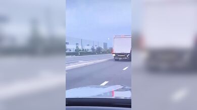 Jízda skateboardisty za dodávkou