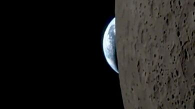 Unikátní záběry z mise Artemis II: Posádka zachytila západ Země za měsíční horizont