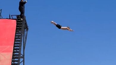 Skok do bazénu z velké výšky