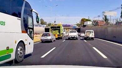 Nebezpečný manévr v Santiagu: Autobus na dálnici málem rozdrtil osobní automobil