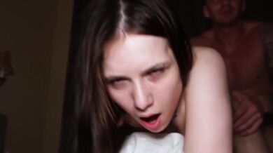 Emma Ester dostává extrémní třesoucí se orgasmy