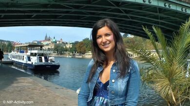 Katie Oliver se ukázala nahá v ulicích Prahy