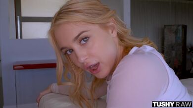 Drobná blondýnka Anastasia se nespokojí s ničím jiným než s okamžitým mrdáním do zadku