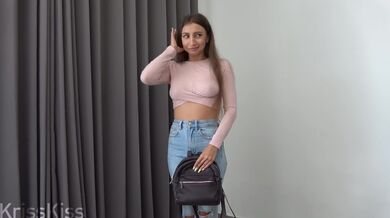 Kriss Kiss a žhavý sex s drobnou brunetkou v omylem roztrhaných džínách na zadku