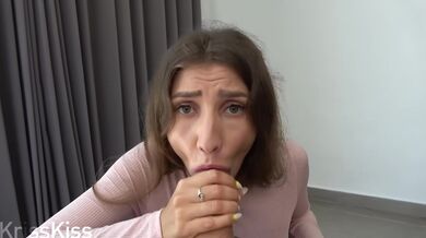 Kriss Kiss a žhavý sex s drobnou brunetkou v omylem roztrhaných džínách na zadku