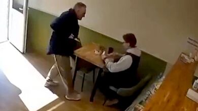 Hrdinský čin v Boltonu: Pobodaný muž v kavárně přemohl svého útočníka a předal ho policii