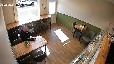 Hrdinský čin v Boltonu: Pobodaný muž v kavárně přemohl svého útočníka a předal ho policii