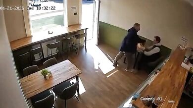 Hrdinský čin v Boltonu: Pobodaný muž v kavárně přemohl svého útočníka a předal ho policii