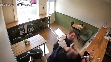 Hrdinský čin v Boltonu: Pobodaný muž v kavárně přemohl svého útočníka a předal ho policii