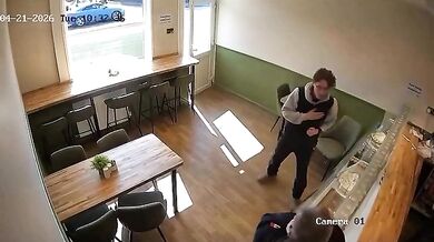 Hrdinský čin v Boltonu: Pobodaný muž v kavárně přemohl svého útočníka a předal ho policii