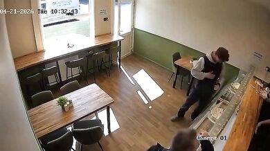 Hrdinský čin v Boltonu: Pobodaný muž v kavárně přemohl svého útočníka a předal ho policii