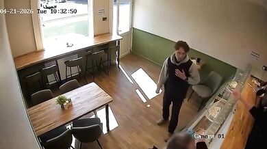 Hrdinský čin v Boltonu: Pobodaný muž v kavárně přemohl svého útočníka a předal ho policii